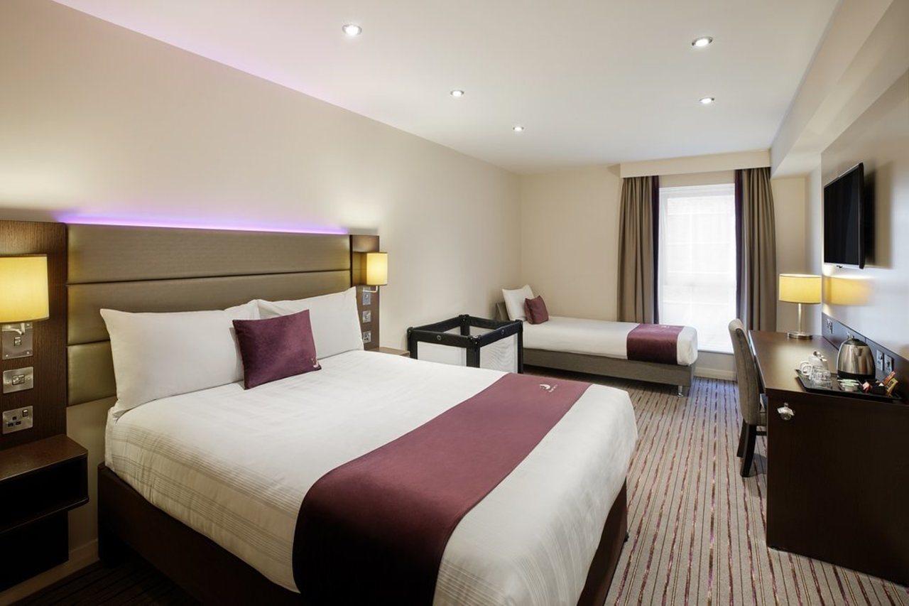 Premier Inn Sevenoaks Bagian luar foto