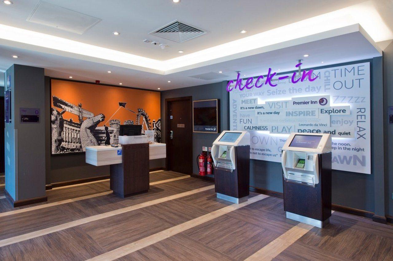 Premier Inn Sevenoaks Bagian luar foto